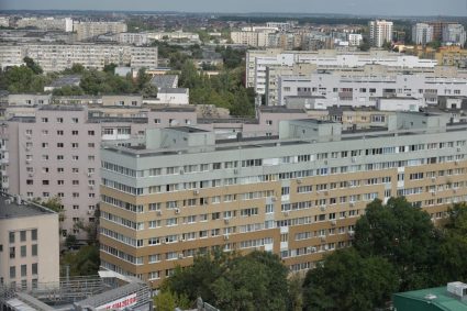 Românii care locuiesc în blocuri fără lift ar putea beneficia de finanțare pentru instalarea acestora.