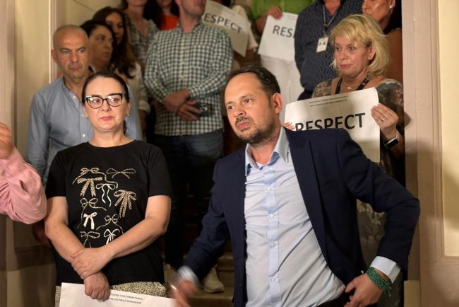 Scandal la AEP dupa conferinta presedintelui De sase luni ne indica cu degetul