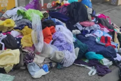 Se petrece aproape zilnic într-un cartier din Cluj-Napoca! Hainele sunt răspândite peste tot după ce hoții au lovit din nou.