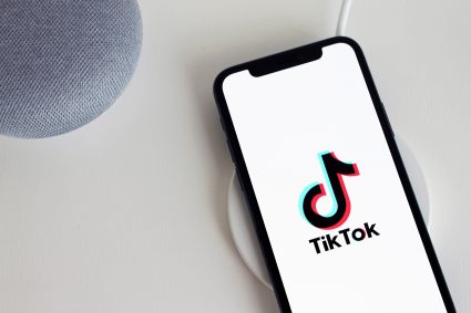 TikTok ia măsuri împotriva conturilor care publică exclusiv conținut generat de inteligența artificială.