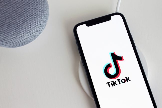 TikTok ia masuri impotriva conturilor care publica exclusiv continut generat de inteligenta artificiala