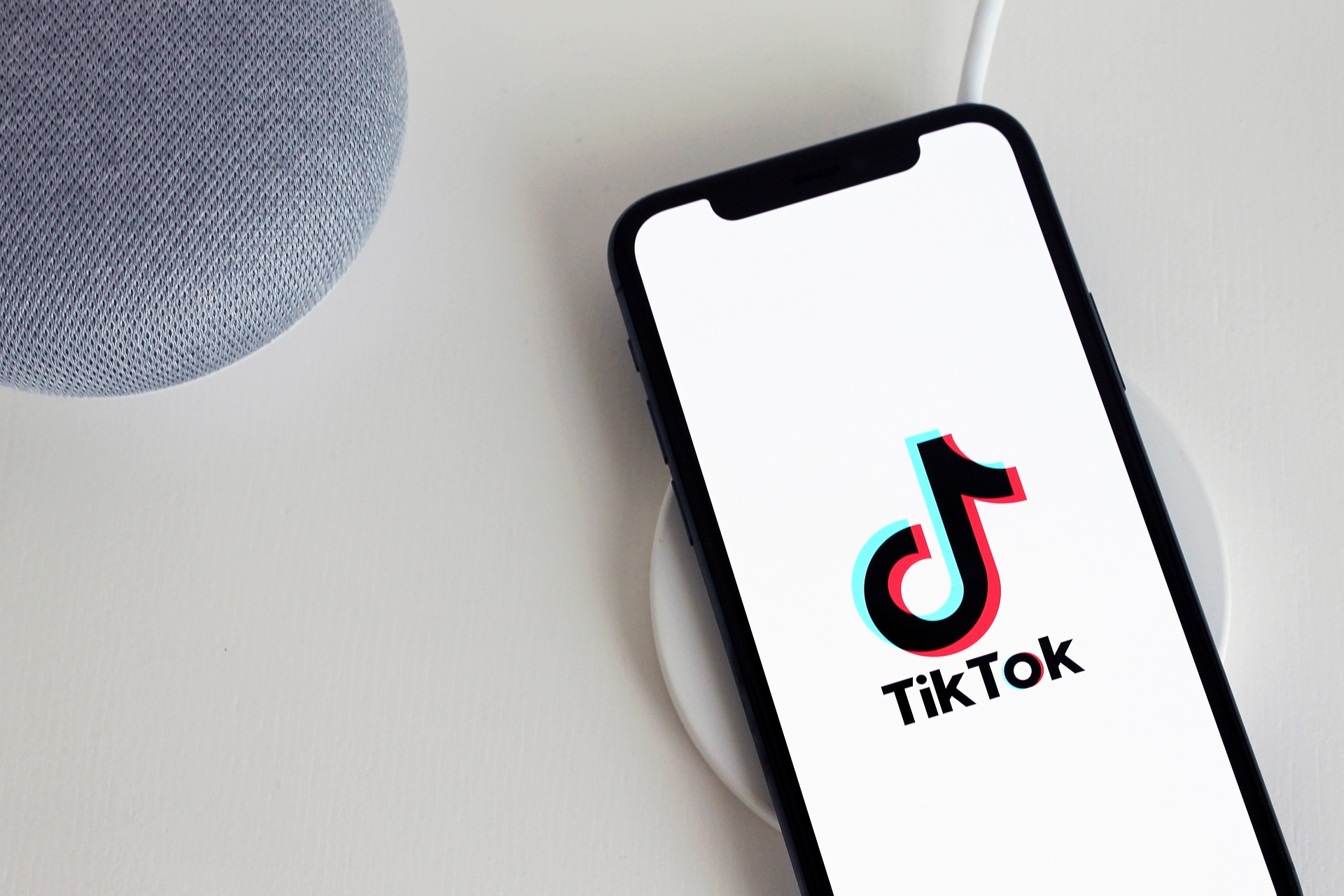 TikTok ia masuri impotriva conturilor care publica exclusiv continut generat de inteligenta artificiala