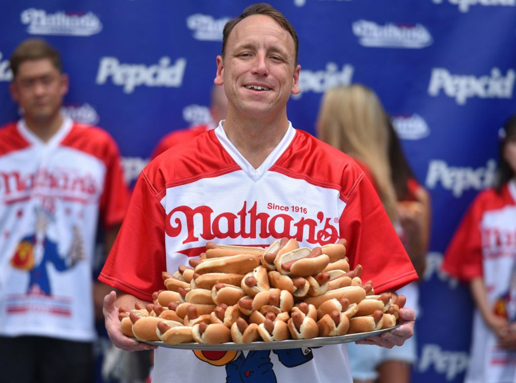 Traditii neobisnuite de 4 Iulie Cum a devenit concursul de mancat hotdoguri un eveniment national urmarit de milioane de americani