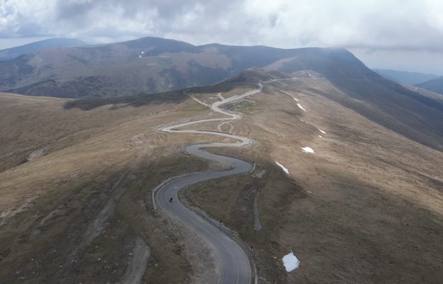 Traficul este oprit pe Transalpina din cauza aluviunilor care au blocat drumul