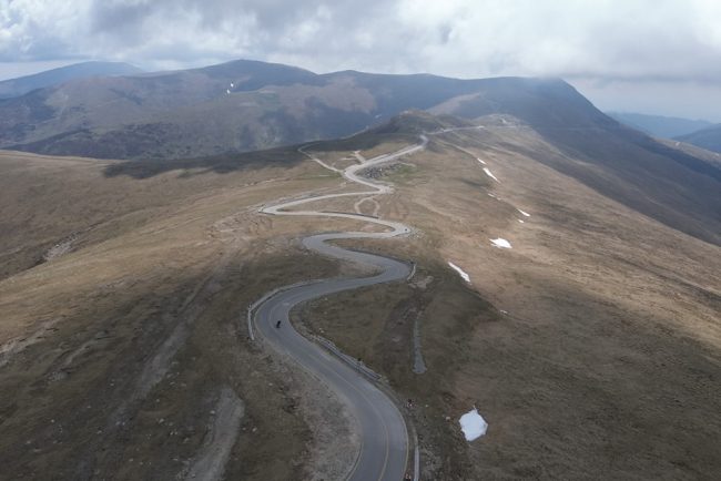 Traficul este oprit pe Transalpina din cauza aluviunilor care au blocat drumul