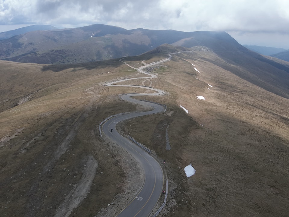 Traficul este oprit pe Transalpina din cauza aluviunilor care au blocat drumul