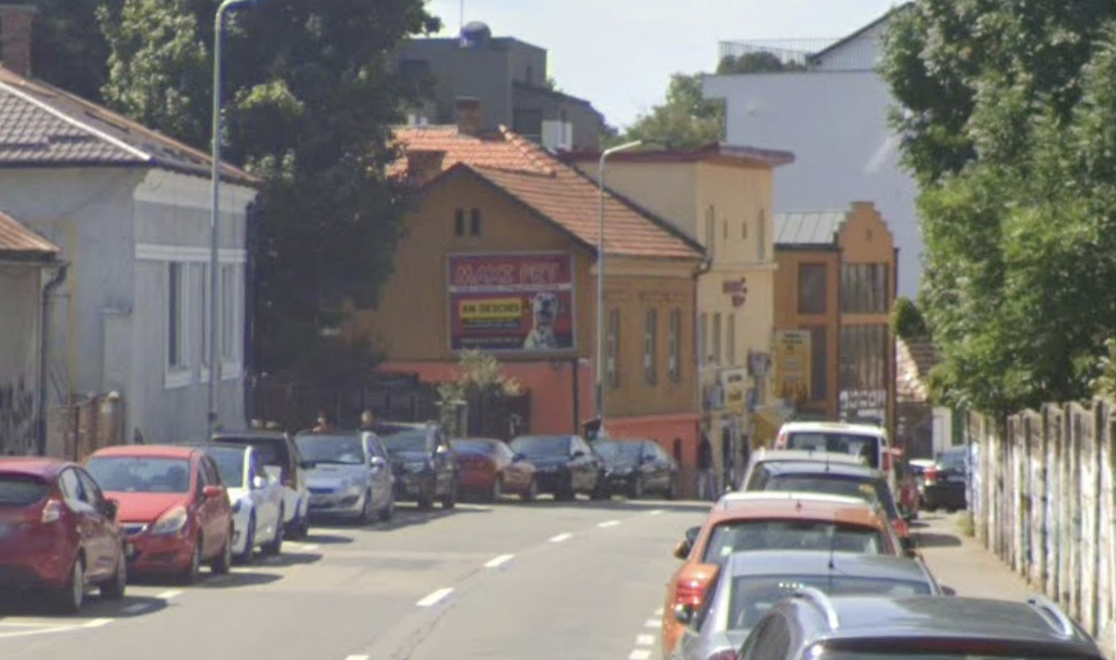 Trei dube si o masina acasa pentru numeroi adulti si copii pe o strada din Cluj Napoca Vecinii sunt satui de miros Ishi fac nevoile pe strada