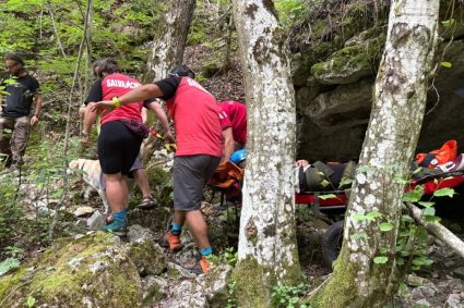 Turistă din Cluj-Napoca, salvată din Cheile Râmețului după o cădere pe traseu. Intervenție complicată a salvamontiștilor din Alba după ce tânăra a alunecat pe un drum montan.
