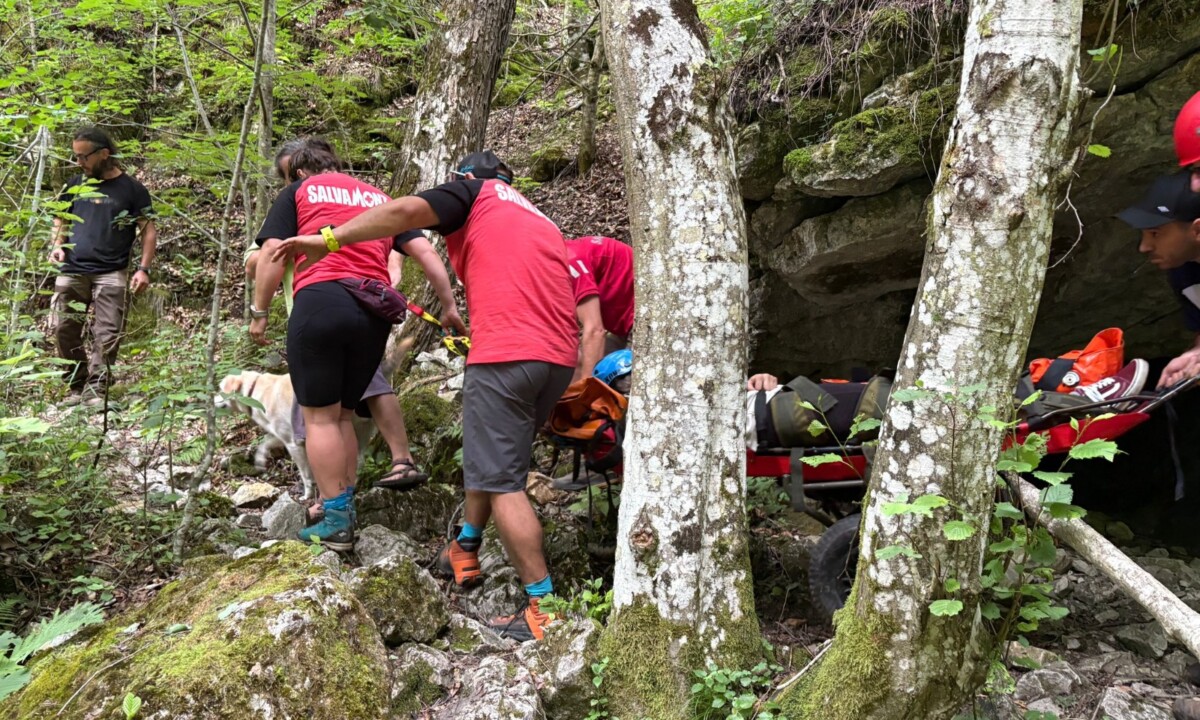 Turista din Cluj Napoca salvata din Cheile Rametzului dupa o cadere pe traseu Interventie complicata a salvamontistilor din Alba dupa ce tanara a alunecat pe un drum montan