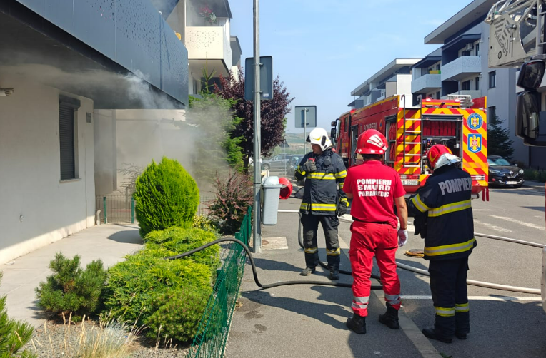 Un apartament a fost devastat de un incendiu in Sannicoara Cluj Focul a distrus bucataria si electrocasnicele Zece persoane au fost evacuate Cauza Efectul termic al curentului electric