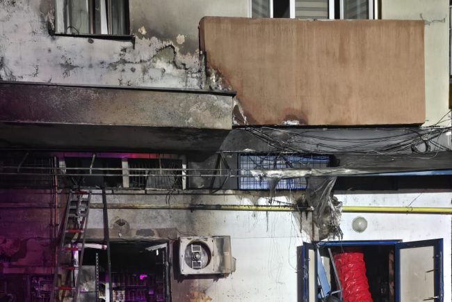 Un incendiu provocat de o tomberoane a distrus doua masini si a afectat un bloc din Cluj Napoca