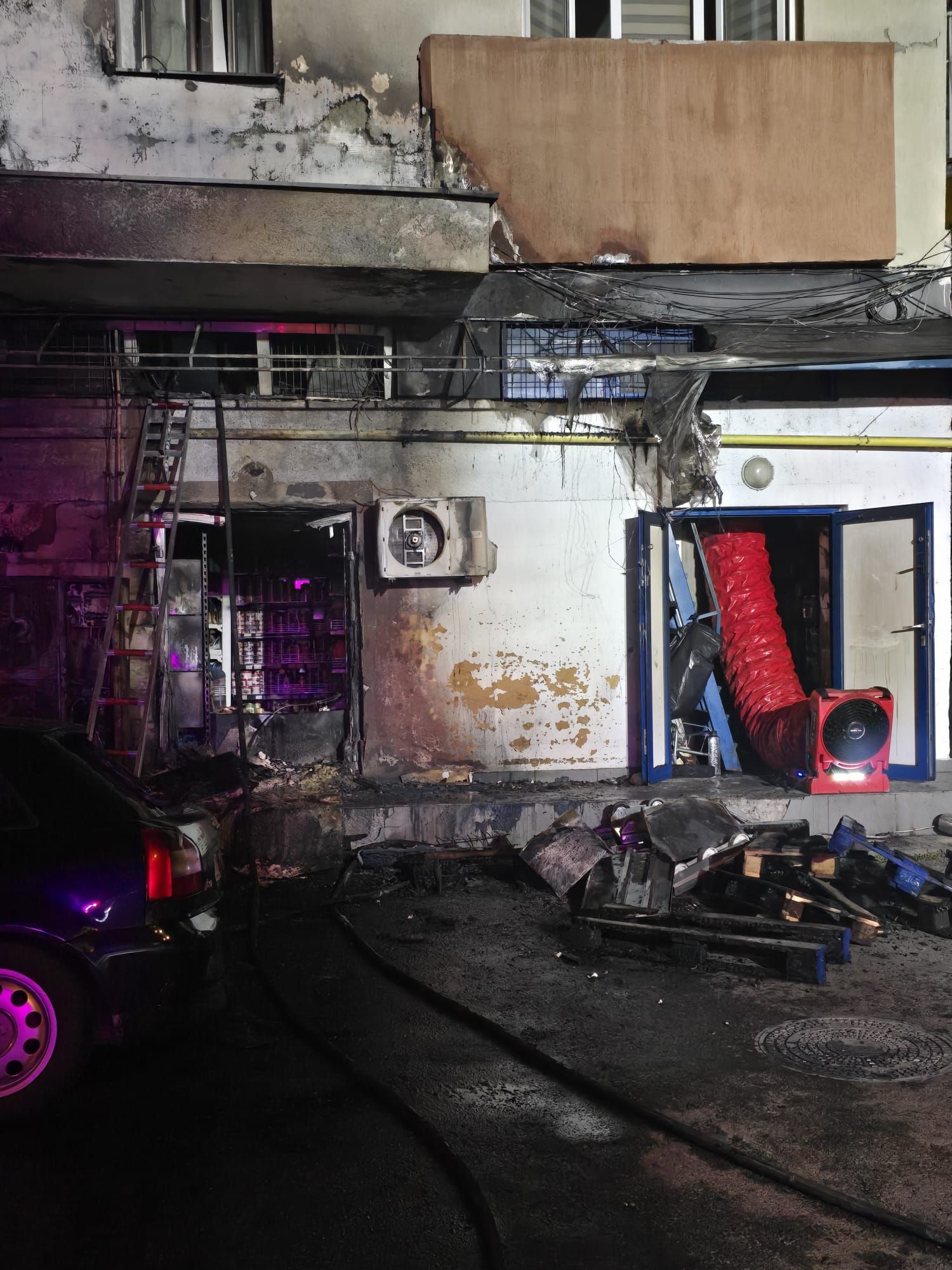 Un incendiu provocat de o tomberoane a distrus doua masini si a afectat un bloc din Cluj Napoca