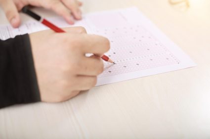 Un profesor susține că a descoperit o fraudă masivă organizată cu ajutorul inteligenței artificiale în mai multe universități din SUA.