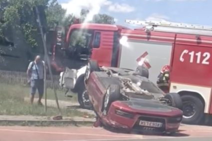 VIDEO. Accident în Cluj! O mașină s-a răsturnat pe un drum: Echipajele de intervenție au sosit la locul incidentului, doi oameni sunt evaluați medical.