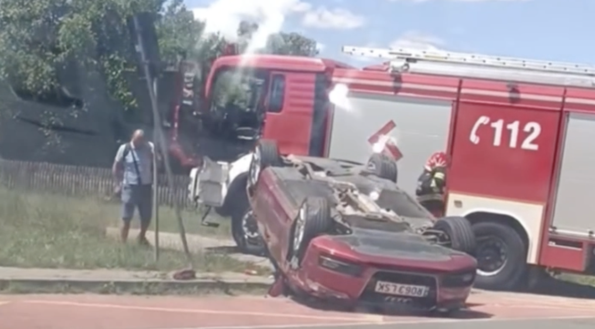 VIDEO Accident in Cluj O masina s a rasturnat pe un drum Echipajele de interventie au sosit la locul incidentului doi oameni sunt evaluati medical