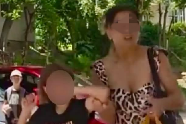VIDEO Reactii neobinuite ale clujenilor dupa imaginile cu mama psiholog care isi agresa fiica pe strada Daca ar fi fost fata mea o duceam eu la Protectia Copilului