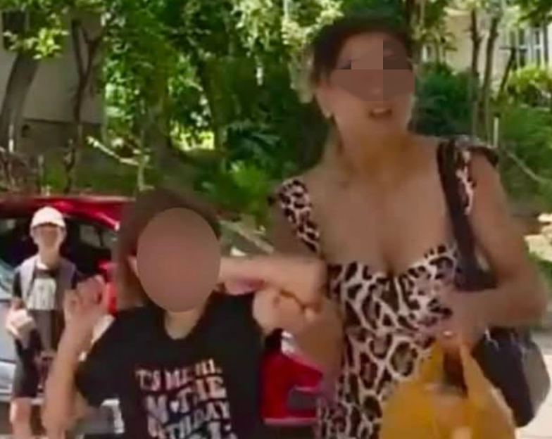 VIDEO Reactii neobinuite ale clujenilor dupa imaginile cu mama psiholog care isi agresa fiica pe strada Daca ar fi fost fata mea o duceam eu la Protectia Copilului
