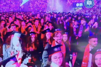 VIDEO. Un profesor de la UMF Cluj transmite un mesaj emoționant absolvenților în ziua ceremoniei: „Suntem mândri de voi!”