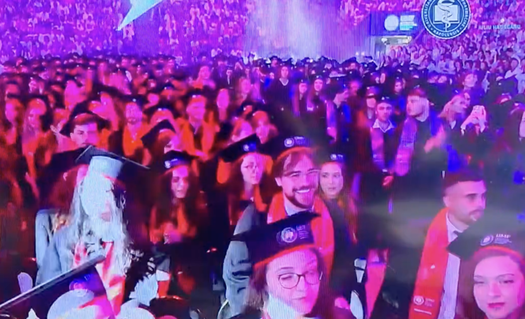 VIDEO Un profesor de la UMF Cluj transmite un mesaj emotionant absolventilor in ziua ceremoniei Suntem mandri de voi