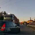VIDEO Un sofer a efectuat o depasire nebuna chiar in fata unui TIR incarcat cu lemne Clujeanul a scapat cu viata datorita soferului profesionist