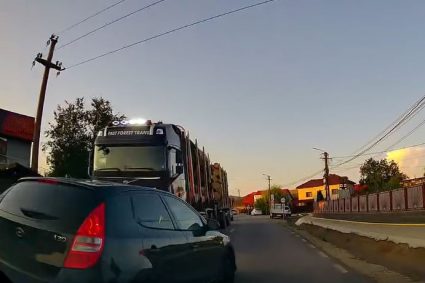 VIDEO Un șofer a efectuat o depășire „nebună” chiar în fața unui TIR încărcat cu lemne. Clujeanul a scăpat cu viață datorită șoferului profesionist.
