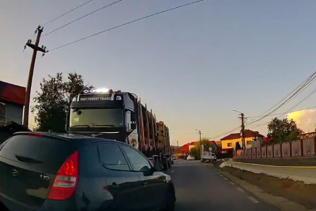 VIDEO Un sofer a efectuat o depasire nebuna chiar in fata unui TIR incarcat cu lemne Clujeanul a scapat cu viata datorita soferului profesionist