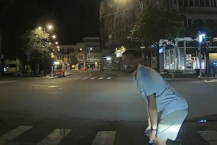 VIDEO. Un tânăr supărat pe un șofer a făcut „spectacol” cu fundul pe o trecere de pietoni din Cluj în noaptea aceasta. Concluzia? Nici nu a traversat!