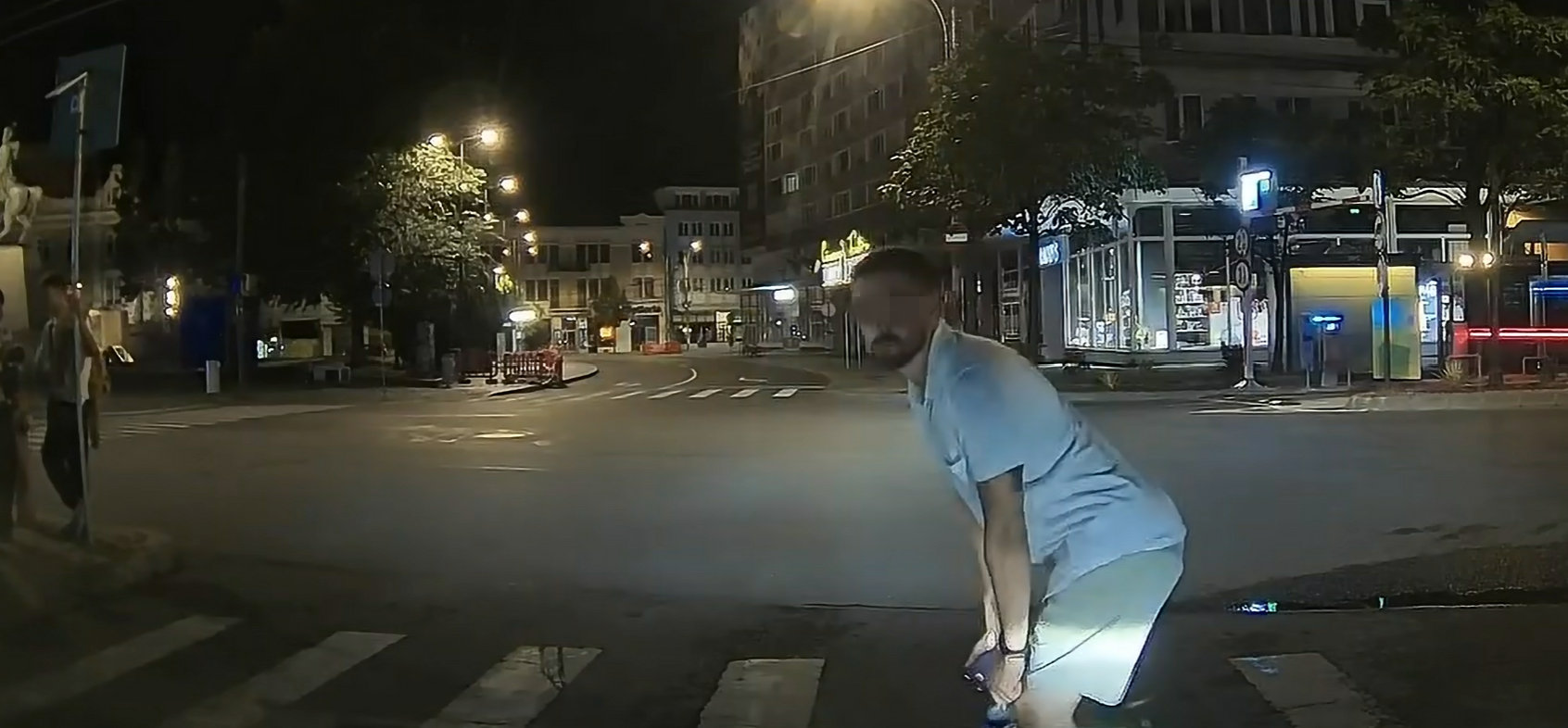 VIDEO Un tanar suparat pe un sofer a facut spectacol cu fundul pe o trecere de pietoni din Cluj in noaptea acesta Concluzia Nici nu a traversat