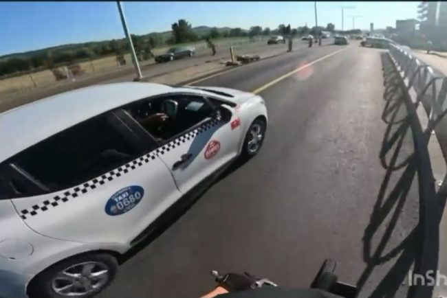VIDEO conflict in trafic la Cluj Un taximetrist a cerut unui biciclist sa mearga pe un trotuar aflat in constructie Inca o lectie educativa in trafic