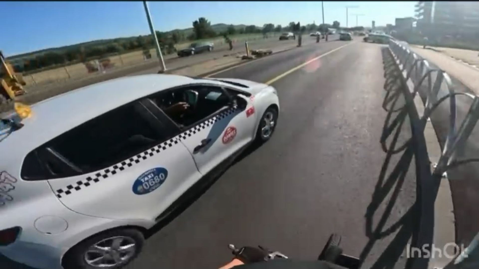 VIDEO conflict in trafic la Cluj Un taximetrist a cerut unui biciclist sa mearga pe un trotuar aflat in constructie Inca o lectie educativa in trafic