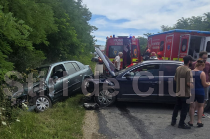 Accident grav la intrarea în Cojocna, Cluj: Trei persoane rănite. Martor: Se pare că există scurgeri de ulei și combustibil pe șosea! FOTO