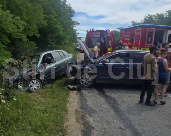 accident grav la intrarea in cojocna cluj trei persoane ranite martor se pare ca exista scurgeri de ulei si combustibil pe sosea foto
