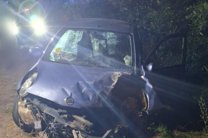Accident în Cluj: Doi adolescenți de 18 ani răniți, unul transportat de urgență la spital. Mașina în care se aflau a fost grav avariată.
