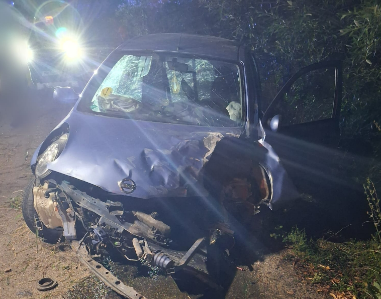 accident in cluj doi adolescenti de 18 ani raniti unul transportat de urgenta la spital masina in care se aflau a fost grav avariata