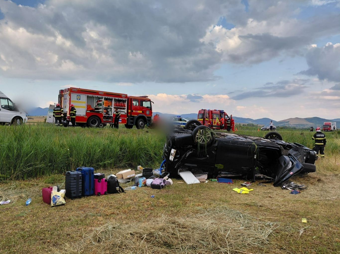 accident pe drumul mortii cluj oradea sase raniti inclusiv doi copii un barbat a fost incarcerat iar traficul este complet blocat