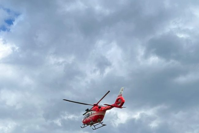 actualizare patru alpinisti au cazut pe valea albisorii din busteni dupa ce o cordelina s a rupt trei elicoptere smurd intervin la fata locului