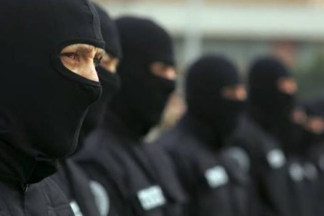 descindere impresionanta a mascatilor in caminele din hasdeu doi condamnati au fost capturati dupa ce s au ascuns intr o groapa camuflata unul dintre ei a fost ranit