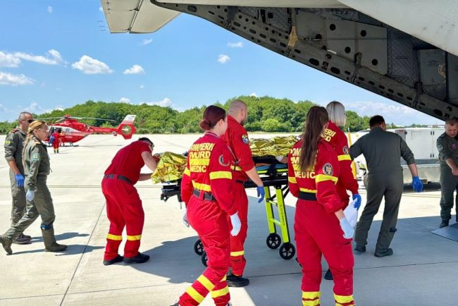doi tineri cu arsuri grave au fost transportati de urgenta in belgia si germania o misiune medicala complexa desfasurata cu o aeronavala militara