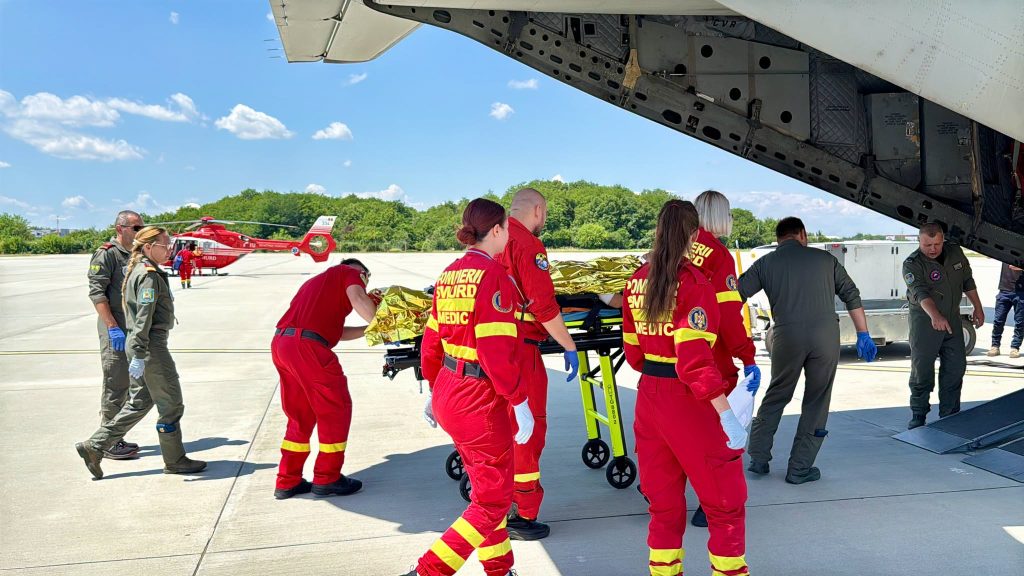 doi tineri cu arsuri grave au fost transportati de urgenta in belgia si germania o misiune medicala complexa desfasurata cu o aeronavala militara
