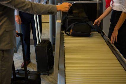 Haos pe aeroporturile europene din cauza noului sistem de intrare și ieșire / Companiile aeriene se confruntă cu întârzieri de până la cinci ore