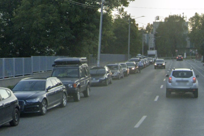 haos pe o strada din cluj biciclistii sunt obligati sa circule pe contrasens din cauza masinilor parcate pe pista de biciclete trebuie sa intram in trafic