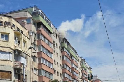 Incendiu într-un apartament din București. Au fost raportate degajări mari de fum.
