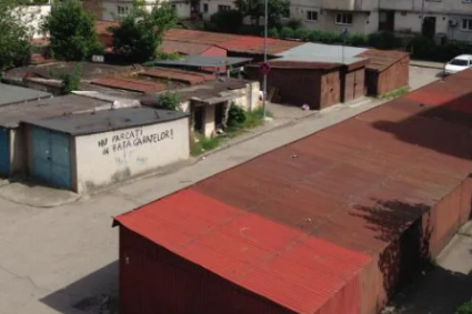Mizerie și nemulțumiri pe o stradă din Cluj-Napoca! Locuitorii se plâng că un garaj a devenit „acasă” pentru mai multe persoane.