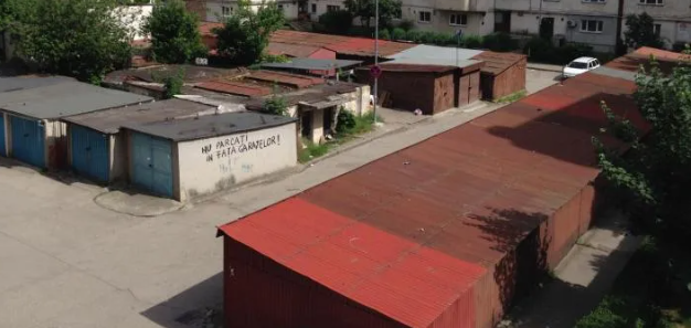 mizerie si nemultumiri pe o strada din cluj napoca locuitorii se plang ca un garaj a devenit acasa pentru mai multe persoane
