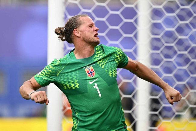 orjan nyland eroul norvegiei in confruntarea cu brazilia a aparat un penalty si a inchis poarta nordicilor