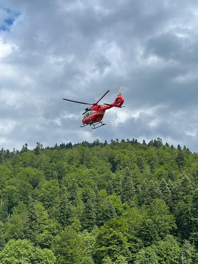 patru alpinisti au cazut pe valea albisoarei in busteni dupa ce o cordelina s a rupt o femeie a decedat