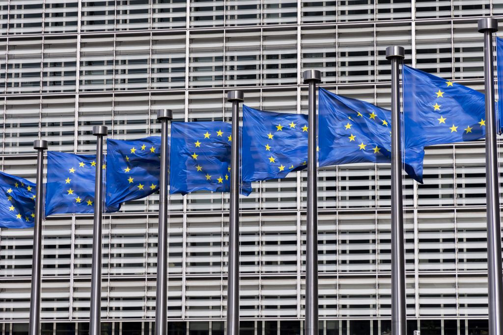 reguli noi pentru inteligenta artificiala comisia europeana detaliaza obligatiile platformelor si modul de etichetare a continutului generat de ai