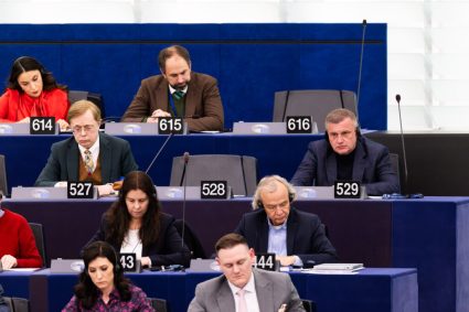 Sloganurile anti-imigrație din Parlamentul European ajung în vizorul poliției: un eurodeputat acuzat de rasism.