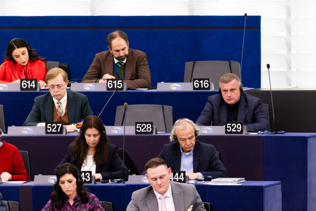 sloganurile antiimigratie din parlamentul european ajung in vizorul politiei un eurodeputat acuzat de rasism