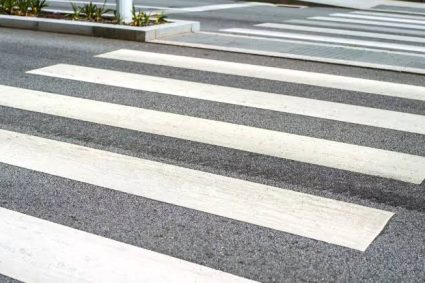 Trecerea de pietoni fantomă din Cluj-Napoca derutează turiștii: marcajele au dispărut, dar oamenii continuă să traverseze pe Traian Vuia.